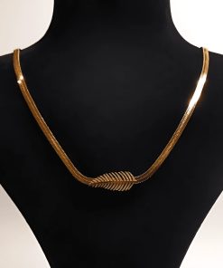 Yaprak Model Gold Renk Çelik Kolye
